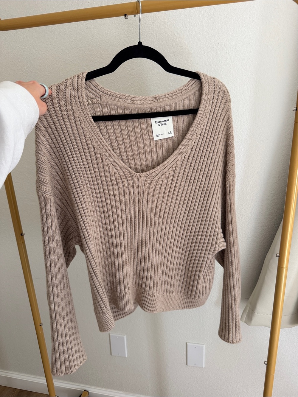 Abercrombie & Fitch Ribbed V-Neck Sweater in Taupe